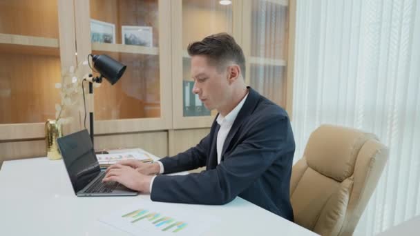 4K解像度のビジネスコンセプト 白人の男達は事務所で真剣に働いている 会社の役員の責任 支配人室 — ストック動画