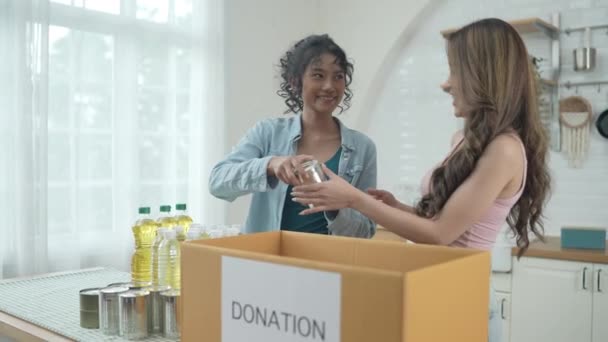 Volontär Koncept Upplösning Asiatiska Kvinnor Packar Mat Donationslåda Hemma Konsumtionsvaror — Stockvideo