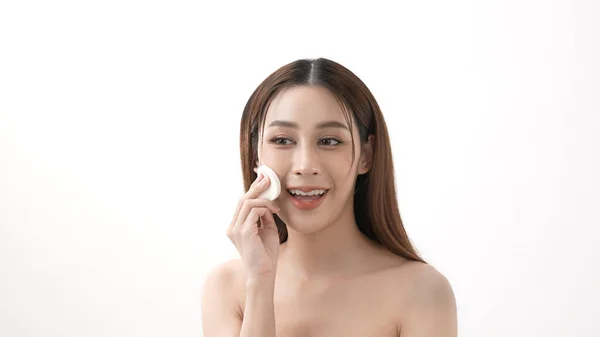 Beauty Concept Resolution Asian Girls Rub Cheeks Powder Foundation — Fotografia de Stock