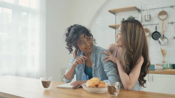 Concepto Vacaciones Resolución Mujeres Asiáticas Tomando Café Juntas Cocina Las —  Fotos de Stock