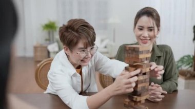 Tatil konsepti 4k Çözünürlük. Bir grup Asyalı bayan arkadaş evde oyun oynuyorlar. Eğlenceli ve heyecan verici eğlence aktiviteleri.