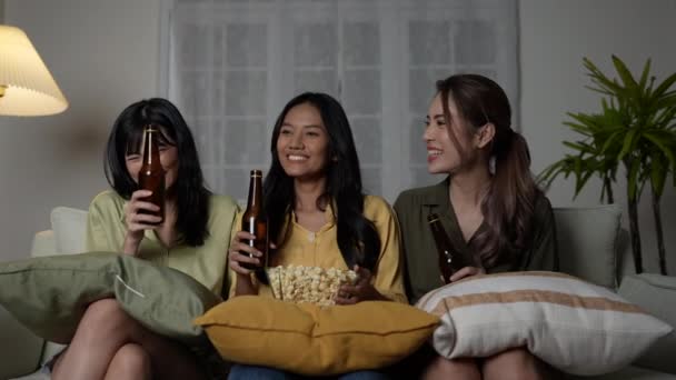 Tatil Konsepti Çözünürlük Evde Birlikte Film Izleyen Asyalı Kadınlar Eğlenceli — Stok video