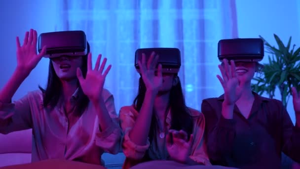 假日4K解像度的概念 亚洲女人在客厅里用Vr在一起 虚拟现实技术 — 图库视频影像
