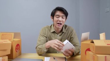 4k Kararlılığın iş konsepti. Ofiste Asyalı adam ürünleri sunuyor..