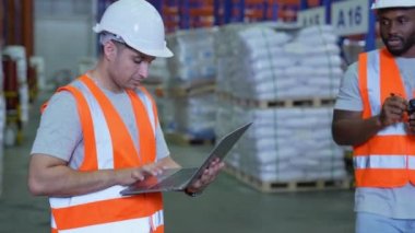 4k Kararlılığın iş konsepti. Çalışanlar depoda işbirliği yapmayı planlıyor. sanayi işi.