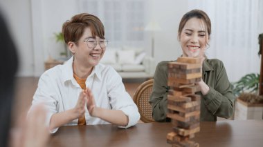 Tatil konsepti 4k Çözünürlük. Bir grup Asyalı bayan arkadaş evde oyun oynuyorlar. Eğlenceli ve heyecan verici eğlence aktiviteleri.