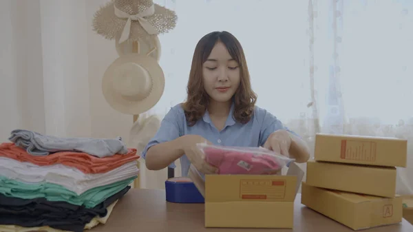 4K解像度のビジネスコンセプト 家庭で箱に製品を詰めアジアの女性 — ストック写真