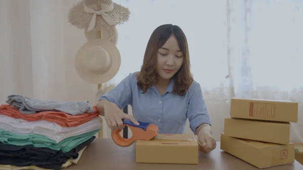 Concept Entreprise Résolution Asiatique Femme Emballage Produits Dans Des Boîtes — Photo