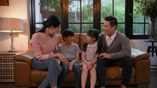 Family Concept Resolution Asian Parents Children Chatting Together House — ストック動画