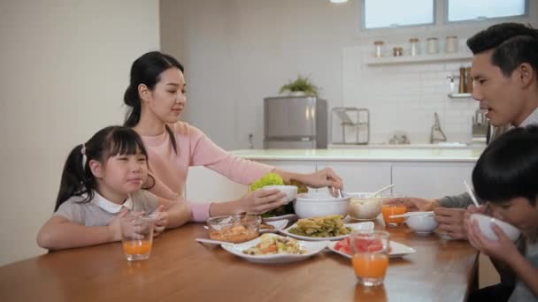 Family Concept Resolution Asian Parents Children Eating Together House — ストック動画