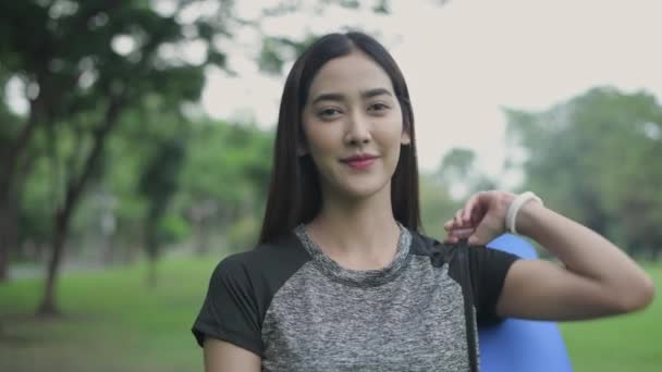 Exercício Conceito Resolução Mulher Asiática Preparando Para Praticar Ioga Jardim — Vídeo de Stock