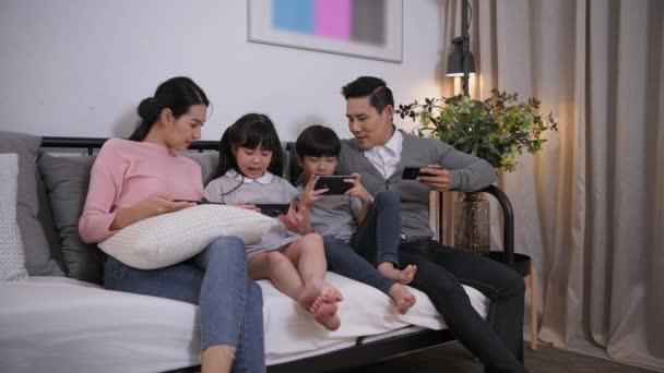 Family Concept Resolution Asian Parents Children Playing Mobile Phones Living — 图库视频影像