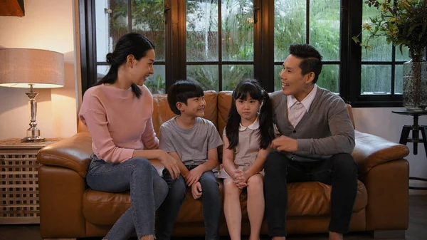 Семейная Концепция Resolution Азиатские Родители Дети Чате Вместе Доме — стоковое фото