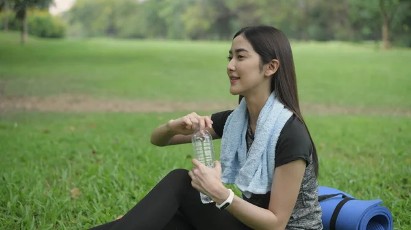 Concepto Ejercicio Resolución Las Mujeres Asiáticas Toman Descanso Beben Agua — Foto de Stock