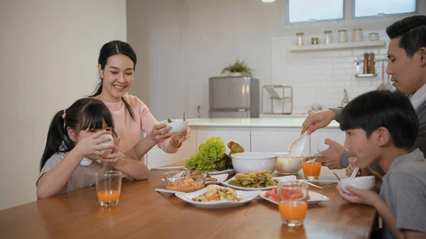 Family Concept Resolution Asian Parents Children Eating Together House Stok Foto Bebas Royalti