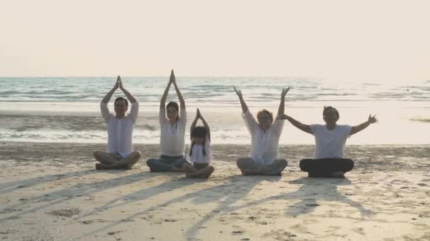 Holiday Concept Resolution Everyone Family Doing Yoga Beach Summer Vacation — Stockvideo