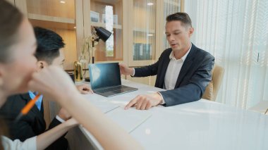 4k Kararlılığın iş konsepti. Müdür, ofisteki bir ortakla toplantı yapıyor..