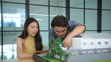 İş kavramları. Mimar ofisin iç modelini değiştiriyor. 4k Çözünürlüğü.