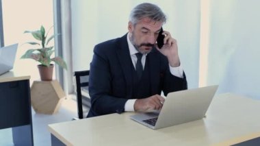 İş kavramları. İş adamları ofisteki müşterileri arar. 4k Çözünürlüğü.