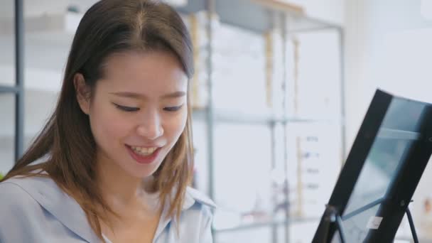 光店のコンセプト コンタクトレンズを装着したアジア系の女の子 4K分解能 — ストック動画