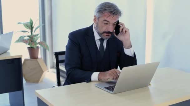 ビジネスの概念 ビジネスマンはオフィスで客を呼ぶ 4K分解能 — ストック動画