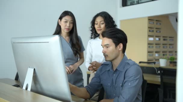 Conceito Encontro Homens Negócios Apresentam Seu Trabalho Aos Clientes Escritório — Vídeo de Stock