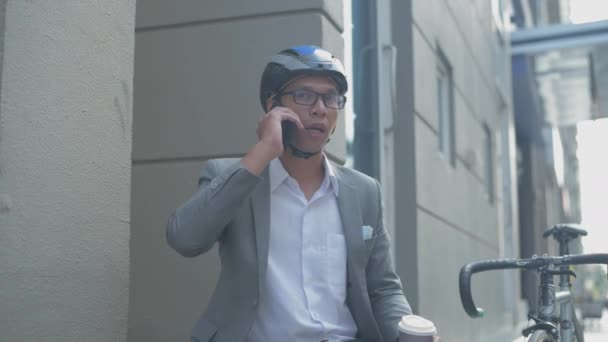 Energieffektivt Resefordonskoncept Med Upplösning Asiatisk Man Dricker Kaffe Staden — Stockvideo