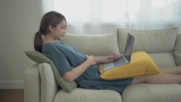 Έγκυος Γυναίκα Έννοια Του Ψηφίσματος Ασιάτισσες Δουλεύουν Υπολογιστές Στο Σπίτι — Αρχείο Βίντεο