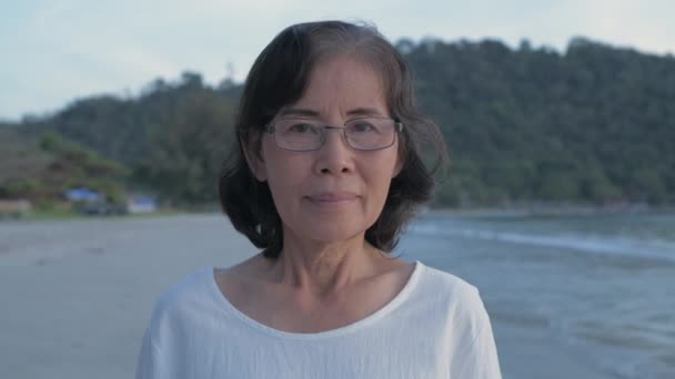 Concepto Viaje Resolución Asiática Anciana Sonriendo Con Confianza Playa — Vídeo de stock