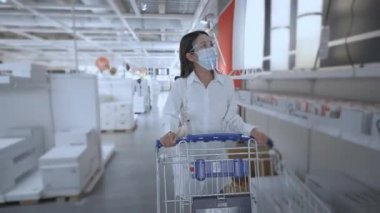 4k Kararlılığın alışveriş kavramları. Alışveriş merkezine doğru yürüyen güzel kadınlar..