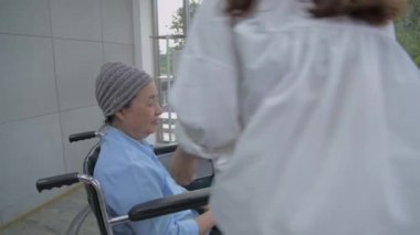 Sağlık konsepti 4k Çözünürlük. Kız, annesini yürüyüşe çıkartıyor..