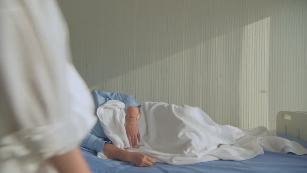 Orvosi Koncepció Felbontás Lánya Meglátogatja Anyját Akit Kórházban Kezelnek — Stock videók