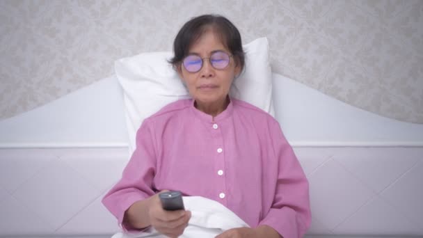 Conceptul Vacanță Rezoluție Asiatic Bătrân Femeie Uitam Televizor Dormitor — Videoclip de stoc