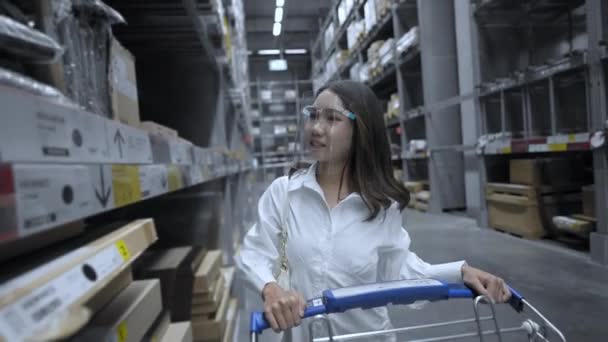 Conceito Negócio Resolução Mulher Asiática Coloca Itens Armazém Carrinho Compras — Vídeo de Stock