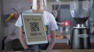 Kafe konsepti 4k Kararlılık. Garson müşterilere kahve dağıtıyor ve ödemeleri kabul ediyor..