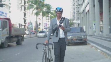 Enerji tasarruflu seyahat aracı konsepti 4k Çözünürlük. Asyalı erkekler şehir içi ulaşımı keşfetmek için cep telefonu kullanıyorlar.