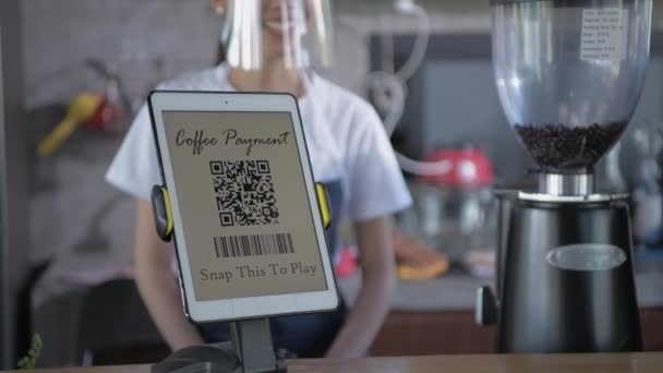 Koncepcja Kawiarni Rozdzielczości Kelner Dostarcza Kawę Klientom Akceptuje Płatności — Wideo stockowe
