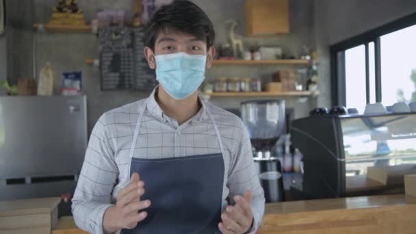 Kedai Kopi Konsep Resolusi Seorang Pemuda Asia Menyarankan Informasi Dalam — Stok Video