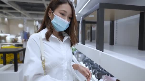 4K解像度のショッピングコンセプト アジアの女性はデパートで眼鏡を買っている — ストック動画