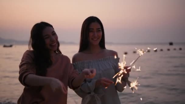 Holiday Concept Resolution Asian Women Having Fun Together Playing Fireworks — ストック動画