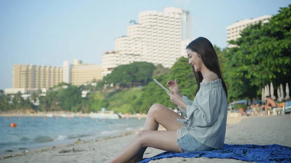 Holiday Concept Resolution Asian Woman Working Using Tablet Beach — Foto Stock