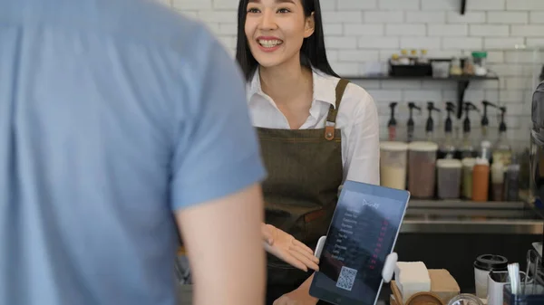 Coffee Shop Concept Resolution Asian Female Staff Introducing Menus Customers — Foto de Stock