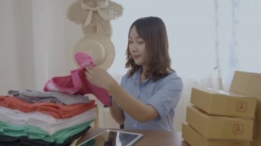 4k Kararlılığın iş konsepti. Asyalı kadın evde mal tarıyor. bilgisayarlı veri toplama.