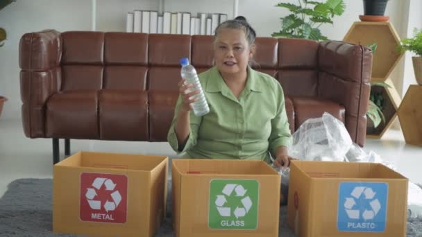 Nature Conservation Concept Resolution Asian Elderly Woman Sorting Garbage House — Stockvideo