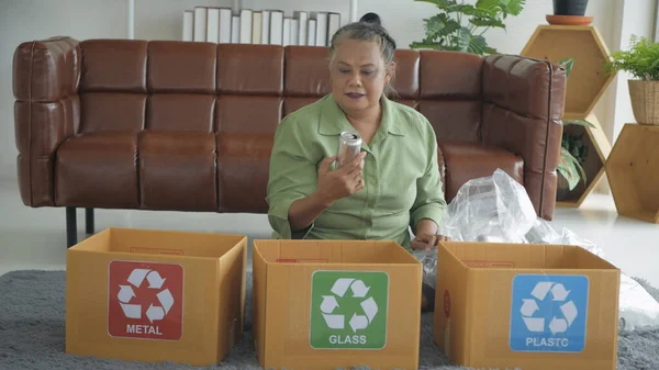 Nature Conservation Concept Resolution Asian Elderly Woman Sorting Garbage House — Fotografia de Stock