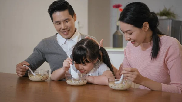 Family Concept Resolution Asian Parents Children Eating Together House —  Fotos de Stock