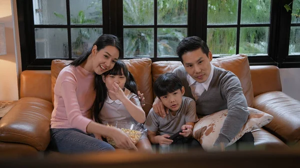 Concept Familial Résolution Les Parents Asiatiques Les Enfants Regardant Des — Photo