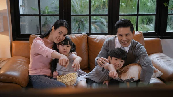 Семейная Концепция Resolution Азиатские Родители Дети Вместе Смотрят Фильмы Дома — стоковое фото