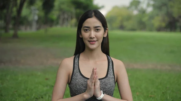 Concept Exercice Résolution Femme Asiatique Pratiquant Yoga Dans Nature Engagement — Photo