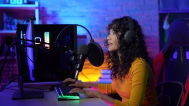 Yayınlanan 4k Çözünürlük kavramı. Stüdyoda şarkı söyleyen Asyalı bir kadın. canlı yayın.